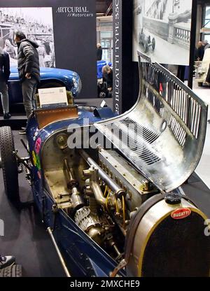 Édition 27th du salon Retromobile à Paris, France sur 2 février 2023. Retromobile Paris est un spectacle dédié aux voitures d'époque. Deuxième plus grand salon du genre en Europe, il peut accueillir plus de 600 exposants et 1 000 véhicules. Photo de Karim ait Adjedjou/ABACAPRESS.COM Banque D'Images