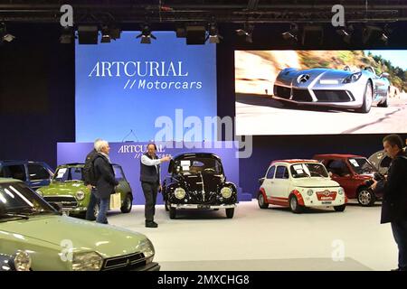 Édition 27th du salon Retromobile à Paris, France sur 2 février 2023. Retromobile Paris est un spectacle dédié aux voitures d'époque. Deuxième plus grand salon du genre en Europe, il peut accueillir plus de 600 exposants et 1 000 véhicules. Photo de Karim ait Adjedjou/ABACAPRESS.COM Banque D'Images