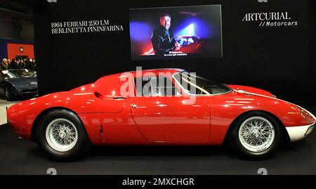 Édition 27th du salon Retromobile à Paris, France sur 2 février 2023. Retromobile Paris est un spectacle dédié aux voitures d'époque. Deuxième plus grand salon du genre en Europe, il peut accueillir plus de 600 exposants et 1 000 véhicules. Photo de Karim ait Adjedjou/ABACAPRESS.COM Banque D'Images