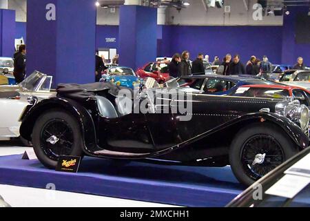 Édition 27th du salon Retromobile à Paris, France sur 2 février 2023. Retromobile Paris est un spectacle dédié aux voitures d'époque. Deuxième plus grand salon du genre en Europe, il peut accueillir plus de 600 exposants et 1 000 véhicules. Photo de Karim ait Adjedjou/ABACAPRESS.COM Banque D'Images