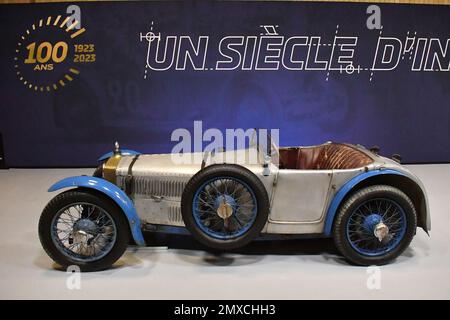 Édition 27th du salon Retromobile à Paris, France sur 2 février 2023. Retromobile Paris est un spectacle dédié aux voitures d'époque. Deuxième plus grand salon du genre en Europe, il peut accueillir plus de 600 exposants et 1 000 véhicules. Photo de Karim ait Adjedjou/ABACAPRESS.COM Banque D'Images