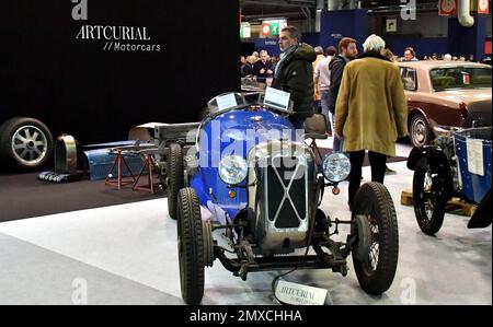Édition 27th du salon Retromobile à Paris, France sur 2 février 2023. Retromobile Paris est un spectacle dédié aux voitures d'époque. Deuxième plus grand salon du genre en Europe, il peut accueillir plus de 600 exposants et 1 000 véhicules. Photo de Karim ait Adjedjou/ABACAPRESS.COM Banque D'Images