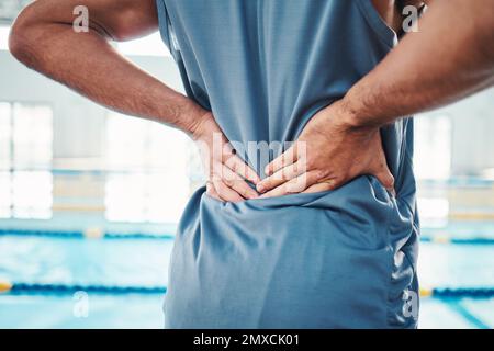 Douleurs au dos, sports et mains de l'homme en piscine avec blessures, douleurs musculaires et inflammation. Bien-être, soutien et athlète avec accident, santé Banque D'Images