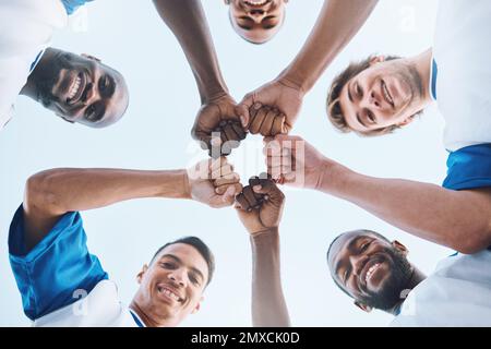 Sports, travail d'équipe et cercle de coups de poing pour le football pour le soutien, la motivation et la communauté sur le terrain. Diversité, travail d'équipe et portrait en bas angle de Banque D'Images