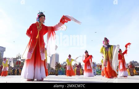 ZHANGYE, CHINE - le 3 FÉVRIER 2023 - les joueurs exécutent un spectacle d'opéra de Pékin sur la place centrale de Zhangye, dans la province de Gansu, dans le nord-ouest de la Chine, en février 3 Banque D'Images