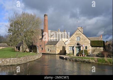 Le vieux moulin qui se trouve sur le River Eye dans le village de Lower Slaughter, Gloucestershire, dans les Cotswold Banque D'Images