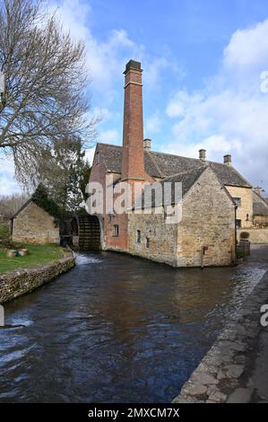 Le vieux moulin qui se trouve sur le River Eye dans le village de Lower Slaughter, Gloucestershire, dans les Cotswold Banque D'Images