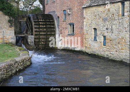 Le vieux moulin qui se trouve sur le River Eye dans le village de Lower Slaughter, Gloucestershire, dans les Cotswold Banque D'Images