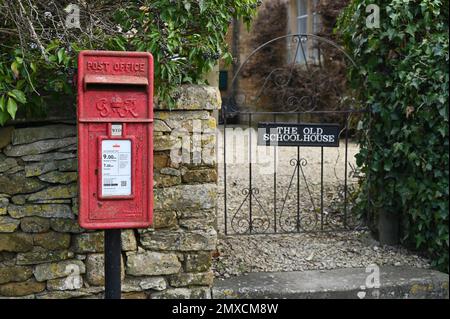 Une boîte de pilier du règne du roi George VI sglands à l'extérieur de l'Old Schoolhouse dans le village de Cotswold de Wyck Rissington, Gloucestershire Banque D'Images