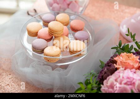 Macarons colorés sur la plaque Banque D'Images