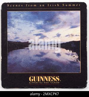 Dessous de verre en carton d'époque avec logo Guinnes. Guinness est une marque de bière appartenant à Diageo, qui faisait partie à l'origine de la société irlandaise Arthur Guinness son & Banque D'Images