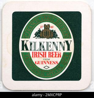 Dessous de verre en carton d'époque avec logo Guinnes. Guinness est une marque de bière appartenant à Diageo, qui faisait partie à l'origine de la société irlandaise Arthur Guinness son & Banque D'Images