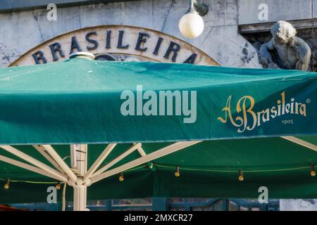 LISBONNE, PORTUGAL - 15 AOÛT 2022 : café A Brasileira à Lisbonne, Portugal. Célèbre café, café à Rua Garrett, quartier du Chiado. Banque D'Images