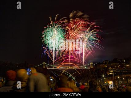 D'artifice marquant le 150 e anniversaire de l'ouverture de la Brunel pont suspendu de Clifton à Bristol UK Banque D'Images