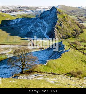 Vue d'hiver de Chrome Hill au sommet proéminent de Parkhouse Hill dans le Derbyshire Peak District Royaume-Uni Banque D'Images