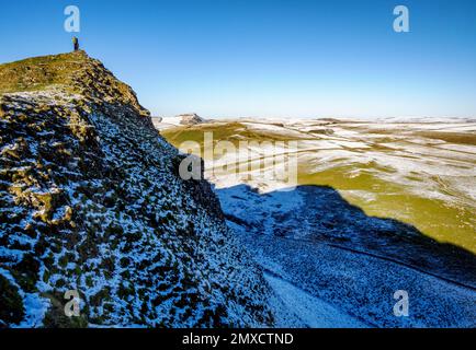 Marcheurs en hiver sur le sommet de Chrome Hill une ancienne crête de calcaire de récif de Carbonifère dans le Derbyshire Peak District Royaume-Uni Banque D'Images