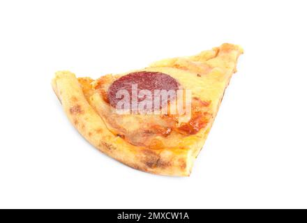 Tranche de pizza poivrée savoureuse isolée sur blanc Banque D'Images