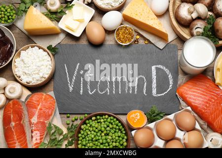 Composition de la couche plate avec des produits riches en vitamine D sur table en bois Banque D'Images