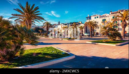 Сharm des anciennes villes d'Europe. Vue colorée le matin sur le parc central de la ville de Vieste. Belle scène estivale d'Apulia, Italie, Europe. Déplacement Banque D'Images