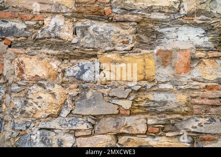 Détail frontal plein format d'un mur en pierre vive en divers types de pierres Banque D'Images