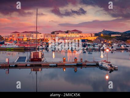 Vue spectaculaire du port de Villasimius le matin. Beau lever de soleil d'été sur l'île de Sardaigne, Italie, Europe. Magnifique paysage marin de la mer Méditerranée. Trave Banque D'Images