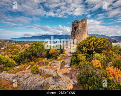 Photographie de paysage. Magnifique scène estivale de la tour Torre di Porto Giunco sur le cap Carbonara. Vue spectaculaire du matin sur l'île de Sardaigne, Italie, Europ Banque D'Images