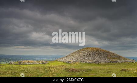 Anciennes chambres de sépulture néolithiques et cercles de pierre de Loughcrew Cairns avec ciel dramatique, sombre, tempête dans le comté de Meath, en Irlande Banque D'Images