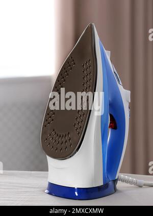 Repassez à l'intérieur si la surface de la semelle est endommagée Banque D'Images