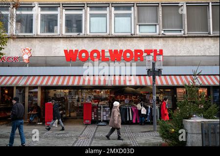 07.12.2022, Berlin, Allemagne, Europe - vue extérieure de la succursale de Woolworth située dans la Wilmersdorfer Strasse, dans le quartier de Charlottenburg. Banque D'Images