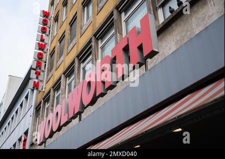 07.12.2022, Berlin, Allemagne, Europe - vue extérieure de la succursale de Woolworth située dans la Wilmersdorfer Strasse, dans le quartier de Charlottenburg. Banque D'Images