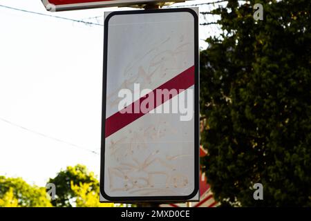 Un panneau de signalisation, avertissement de chemin de fer. Attention signalisation routière avertissement des panneaux de chemin de fer montrant l'approche du passage à niveau du chemin de fer. Banque D'Images