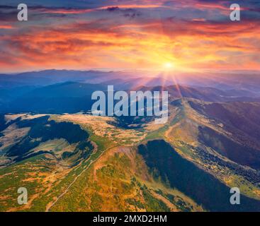 Photographie aérienne de paysage. Vue d'été stupéfiante depuis le drone volant de la chaîne de montagnes de Menchul. Incroyable soleil dans les montagnes carpathes, Ukrain Banque D'Images