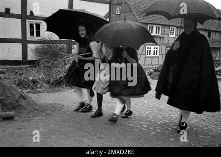 Frauen auf dem Weg zum Gottesdienst im Schwalm-Eder-Kreis in Hessen, 1938. Les femmes sur le chemin du culte dans la région de Schwalm-Eder à Hesse, 1938. Banque D'Images