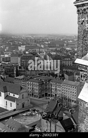 Blick auf die guinée Karmelitenkirche, heute Archiv des Erzbistums und München Freising, Kirchensteueramt liens das Katholische München und die neue Maxburg Maxturm mit. Rechts im Mittelgrund mit der Karolinenplatz Obélisque, 1957. Vue de l'ancienne église des Carmes de Saint-Nicolas, aujourd'hui très utilisé comme les archives de l'Archevêché de Munich et Freising, à la main gauche, les locaux de l'Église catholique et l'autorité fiscale de l'immeuble dénommé Neue Maxburg avec le tour de Max. Dans le plan intermédiaire sur les côtés Caroline's Square avec l'obélisque, 1957. Banque D'Images