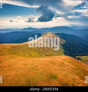 Photographie aérienne de paysage. Scène estivale étonnante de la crête de Menchul. Vue imprenable le matin depuis un drone volant sur les montagnes carpathes. Banque D'Images