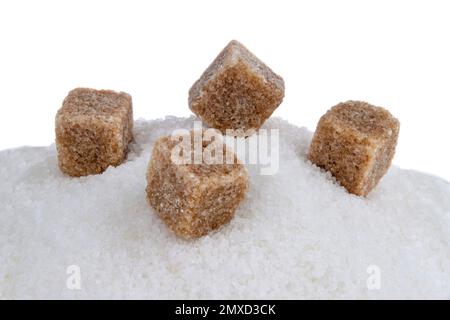 faire revenir les cubes de sucre sur du sucre blanc raffiné Banque D'Images