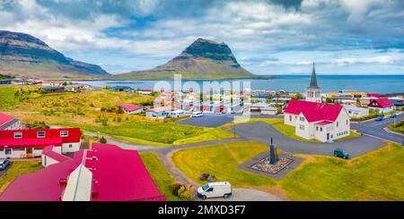 Photographie aérienne de paysage. Magnifique vue d'été depuis un drone volant de la rue vide de la ville de Grundarfjordur avec Kirkjufell Mountain sur fond, IC Banque D'Images