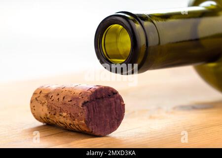 bouteille de vin avec vin rouge et liège Banque D'Images