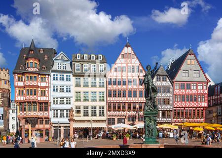 Maisons historiques, à l'est sur Roemerberg avec la Fontaine de Justice et la Fontaine de Minerva, Allemagne, Hesse, Francfort-sur-le-main Banque D'Images