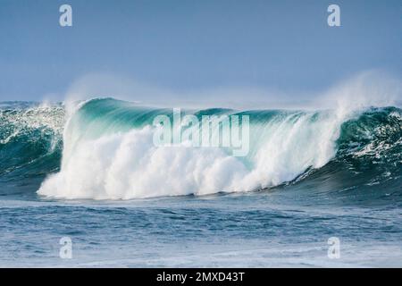 Grande vague se brisant dans la mer ouverte au large de la côte sud de l'Angleterre, Royaume-Uni, Angleterre, Comté de Dorset, West Lulworth