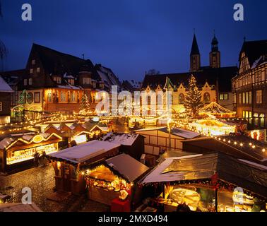 marché de noël dans la soirée, Allemagne, Basse-Saxe, Goslar Banque D'Images