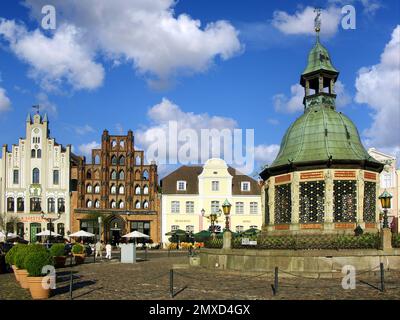 Fontaine d'art aquatique Wismar sur la place du marché, Allemagne, Mecklembourg-Poméranie occidentale, Wismar Banque D'Images