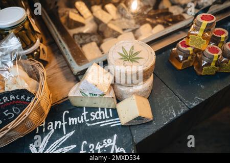 Londres, Royaume-Uni - 27 janvier 2023: Le fromage de chanvre Hanfmutschli est en vente au stand JUMI à l'intérieur du marché Borough, l'un des plus grands et des plus anciens marchés alimentaires de Lon Banque D'Images