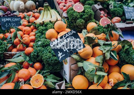 Londres, Royaume-Uni - 27 janvier 2023: Cara cara navel oranges et autres fruits en vente dans un stand à l'intérieur du marché Borough, l'un des plus grands et plus anciens de la nourriture m Banque D'Images