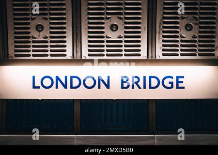 Londres, Royaume-Uni - 27 janvier 2023 : panneau de nom de station sur la plate-forme de la gare de Londres. Le métro de Londres est le plus ancien chemin de fer souterrain du monde. Banque D'Images