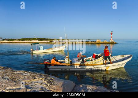 Pêcheurs sur leur chemin à la pêche, village d'El Cuyo. Côte du Yucatan, Mexique Banque D'Images