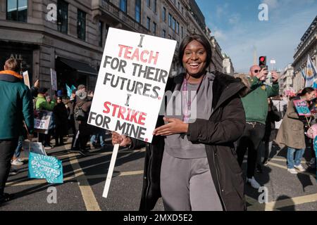 NEU, ASLEF et PCS vont en grève après un manque d'augmentation de salaire et pour lutter contre la crise du coût de la vie Ehimetalor Uuabona/Alamy News Banque D'Images