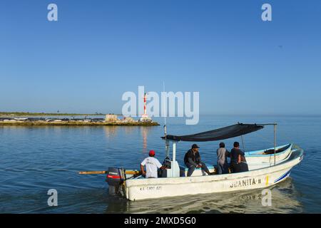 Pêcheurs sur leur chemin à la pêche, village d'El Cuyo. Côte du Yucatan, Mexique Banque D'Images