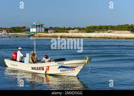 Pêcheurs sur leur chemin à la pêche, village d'El Cuyo. Côte du Yucatan, Mexique Banque D'Images