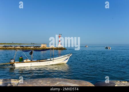 Pêcheurs sur leur chemin à la pêche, village d'El Cuyo. Côte du Yucatan, Mexique Banque D'Images